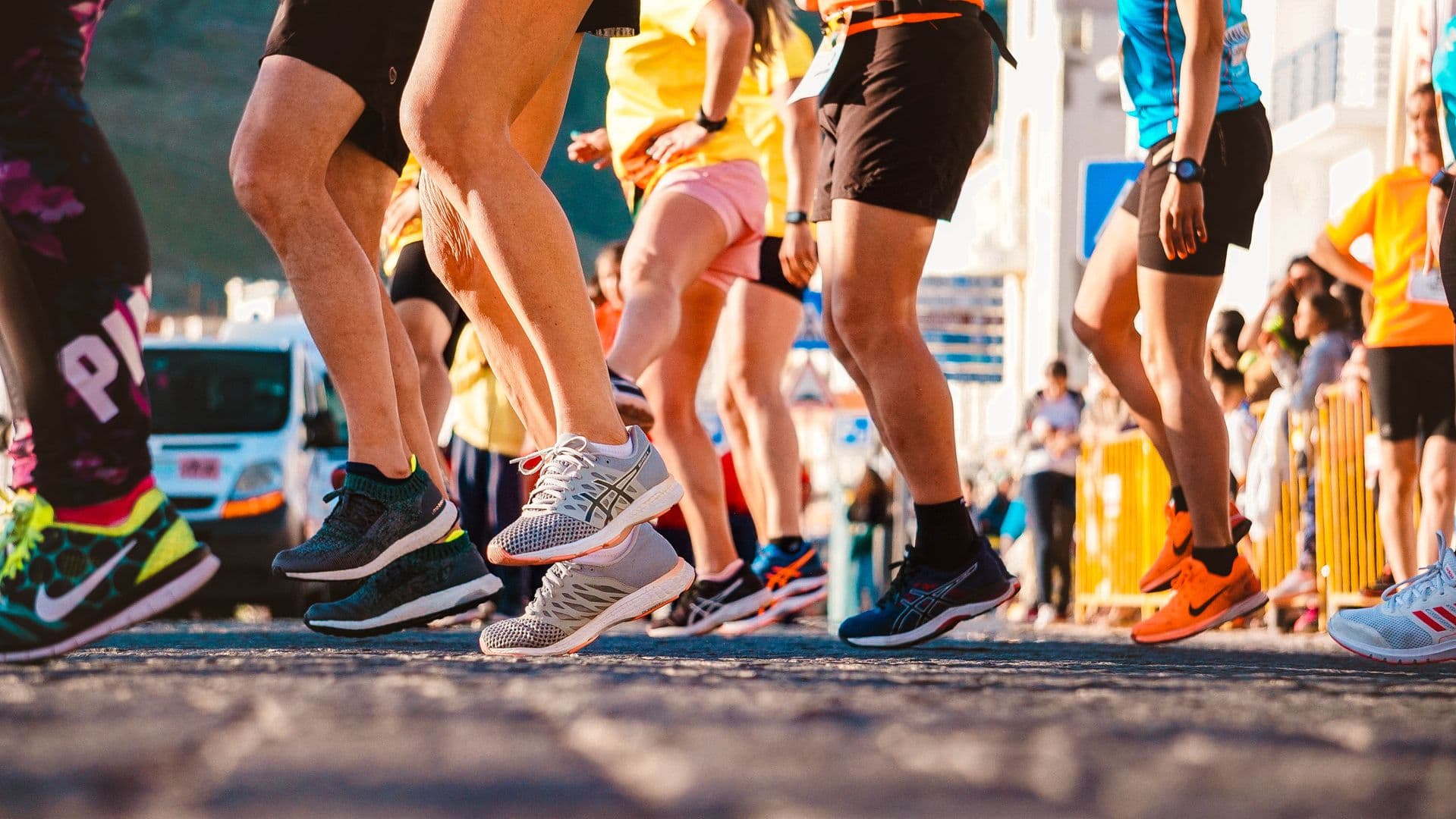 Groupe de coureurs à l'échauffement sur la ligne de départ d'une course à pied