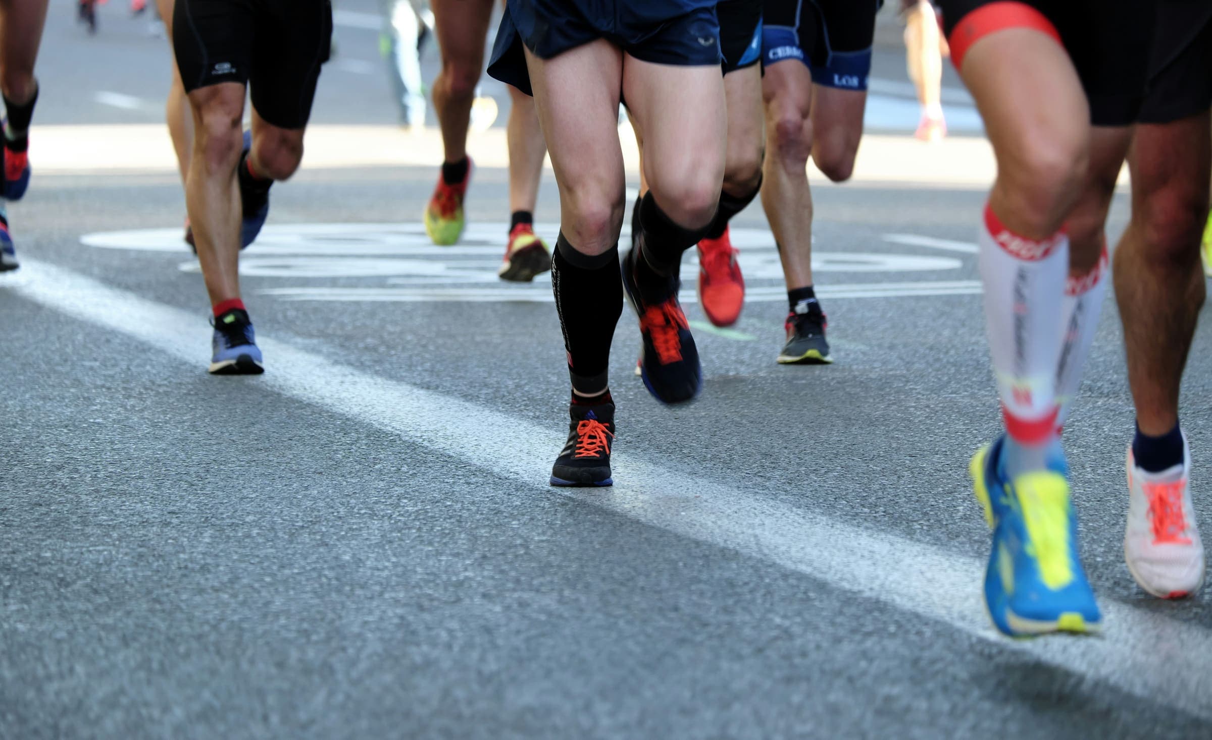 Groupe de coureurs à l'entraînement sur route lors d'une séance de course à pied